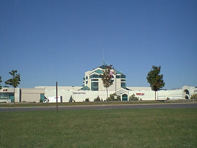 Carousel Center as it looked in the early 2000s, before the 2012 expansion that nearly doubled the footprint and rebranded the property as Destiny USA. Photo courtesy Wikimedia Commons.