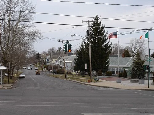 The upside-down traffic light on Tipperary Hill, Syracuse, with green above red
