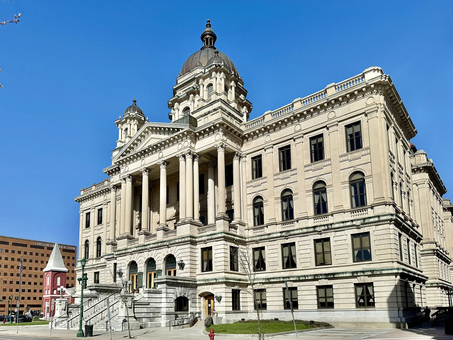 The domed Beaux-Arts Onondaga County Courthouse in downtown Syracuse under a clear sky